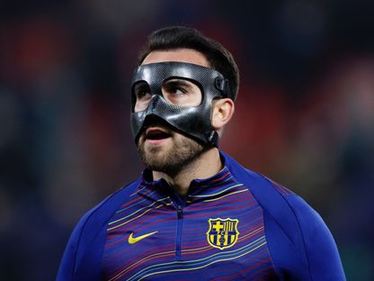 لاعب برشلونة إريك غارسيا خلال الإحماء قبل مباراة سلافيا براغ في دوري أبطال أوروبا - 21 يناير 2026 - Reuters