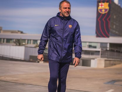 هانزي فليك خلال تدريب لبرشلونة - 30 مارس 2026 - X/@FCBarcelona_es