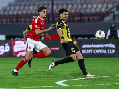 حمزة عبد الكريم لاعب الأهلي في صراع مع أحد لاعبي المقاولون العرب في كأس رابطة الأندية المصرية - 30 ديسمبر 2025 - fb/Al Ahly