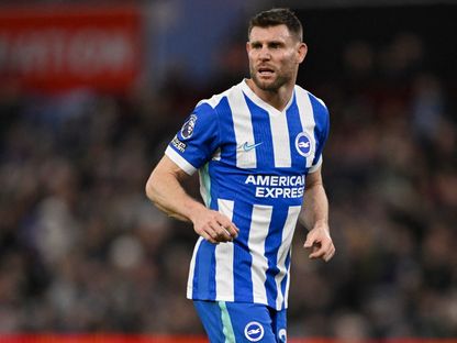 جيمس ميلنر خلال مشاركته في مباراة برايتون وأستون فيلا في الدوري الإنجليزي - 12 فبراير 2026 - REUTERS