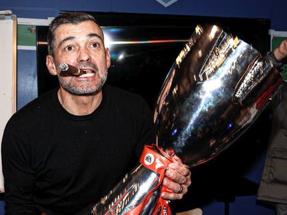 مدرب ميلان سيرجيو كونسيساو يحمل كأس السوبر الإيطالي بعد الفوز على إنتر ميلان في النهائي بالرياض - 6 يناير 2025 - X/@acmilan