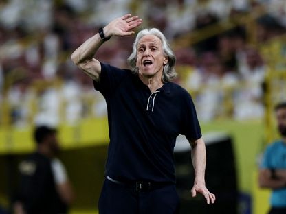 جورجي مدرب النصر يوجه النصائح للاعبيه خلال مواجهة ضمك - 21 مايو 2026 - Reuters