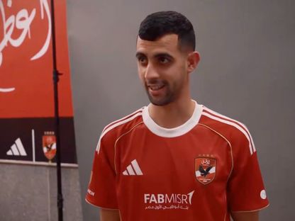 المدافع المغربي يوسف بلعمري أثناء تقديمه في النادي الأهلي المصري - 25 يناير 2026 - alahly/x
