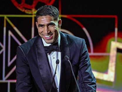 المغربي أشرف حكيمي بعد تتويجه بجائزة أفضل لاعب إفريقي لسنة 2025 - 19 نوفمبر 2025 - X/CAF_Online