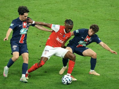 فالنتين أتانغانا لاعب ريمس في صراع على الكرة مع فيتينيا وجواو نيفيز لاعبي باريس سان جيرمان ضمن الدوري الفرنسي - 22 سبتمبر 2024 - X/@xizioq