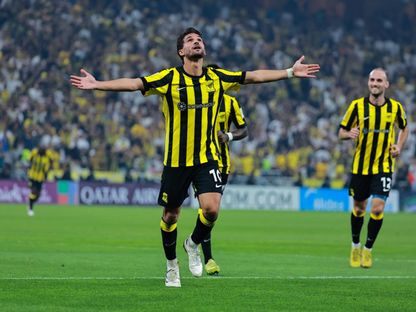 احتفال حسام عوار لاعب الاتحاد السعودي بالتسجيل في مرمى الغرافة بدوري أبطال آسيا للنخبة - 10 فبراير 2026 - X/@aawsat_spt