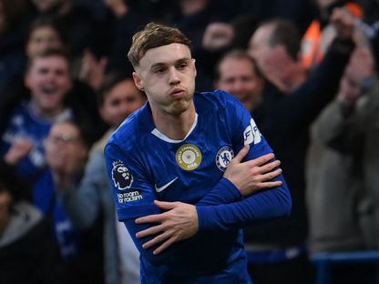 كول بالمر لاعب تشيلسي يحتفل بتسجيله في مرمى إيفرتون بالدوري الإنجليزي الممتاز - 13 ديسمبر 2025 - Reuters