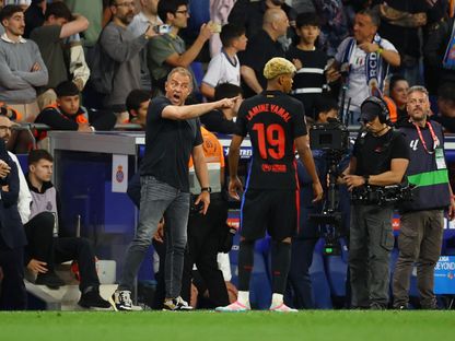هانزي فليك مدرب برشلونة يعطي تعليمات أمام لامين يامال خلال مواجهة إسبانيول بالدوري الإسباني - 15 مايو 2025 - Reuters