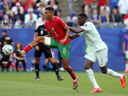 عز الدين أوناحي لاعب وسط المغرب ويطارده عثمان ديمبيلي مهاجم فرنسا خلال ربع نهائي كأس العالم - 10 يوليو 2026 - Reuters