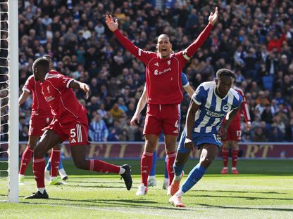 فيرجيل فان دايك محبطاً فيما يحتفل داني ويلبيك بتسجيله هدفاً لبرايتون بمرمى ليفربول - 21 مارس 2026 - Action Images via Reuters