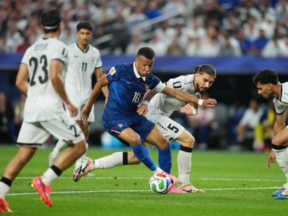 كيليان مبابي مهاجم فرنسا وسط حصار دفاع العراق بكأس العالم - 23 يونيو 2026 - Reuters