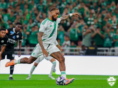 إيفان توني مهاجم الأهلي يسدد ركلة الجزاء بمواجهة الشباب في دوري روشن السعودي - 17 أكتوبر 2025 - X/@ALAHLI_FC