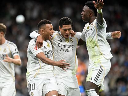 كيليان مبابي وجود بيلينغهام وفينيسيوس جونيور يحتفلون بهدف ريال مدريد ضد فالنسيا بالدوري الإسباني - 1 نوفمبر 2025 - Reuters