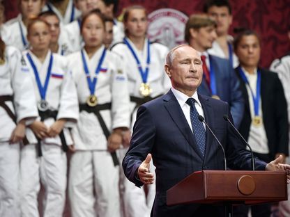 الرئيس الروسي فلاديمير بوتين في بطولة للجودو بمدينة فلاديفوستوك الروسية - REUTERS