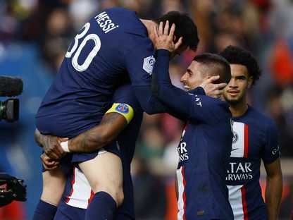 لاعبو باريس سان جيرمان يحتفلون مع ليونيل ميسي بعد هدفه القاتل في شباك ليل في الدوري الفرنسي - 19 فبراير 2023 - reuters