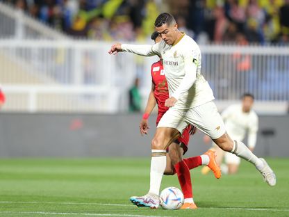 كريستيانو رونالدو مهاجم النصر لحظة تسديد كرة الهدف الثاني في شباك ضمك - 25 فبراير 2023  - https://twitter.com/AlNassrFC