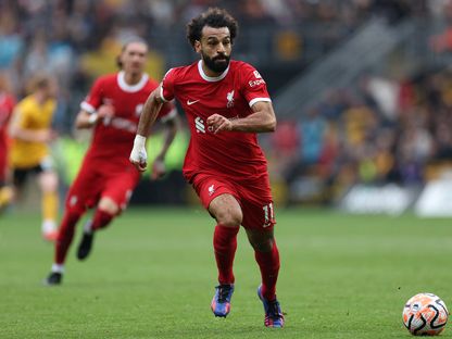 محمد صلاح يركض خلف الكرة خلال مواجهة ليفربول وولفرهامبتون في الدوري الإنجليزي - 16 سبتمبر 2023 - AFP