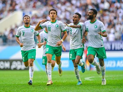 فرحة لاعبي المنتخب السعودي بعد تسجيل الهدف الأول في مرمى أوزبكستان - twitter/@SaudiNT