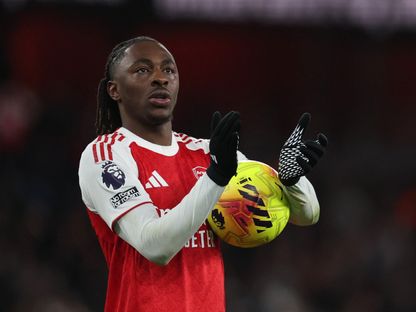 إيبريتشي إيزي يحتفظ بكرة مباراة أرسنال وتوتنهام في الدوري الإنجليزي بعد تسجيله ثلاثة أهداف - 23 نوفمبر 2025 - Reuters