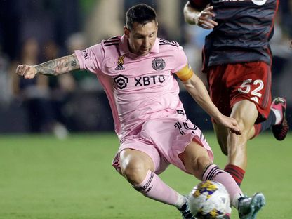 تسديدة ميسي في مباراة إنتر ميامي وتورونتو بدوري MLS الأميركي 21-9-2023 - Reuters