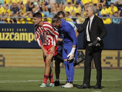 مهاجم أتلتيكو مدريد ألفارو موراتا يتلقى رعاية طبية بعد إصابته خلال المباراة ضد قادش - 29 أكتوبر 2022 - REUTERS