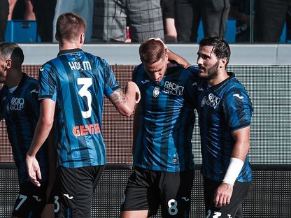 لاعبو أتالانتا يحتفلون بالهدف الثاني في مرمى كالياري بالدوري الإيطالي - 24 سبتمبر 2023 - X/@Atalanta_BC