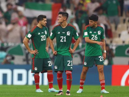 حسرة لاعبي المكسيك بعد نهاية مباراة السعودية في كأس العالم - 30 نوفمبر 2022 - reuters