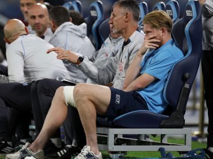 دي بروين يتحسر على إصابته في مباراة إنتر ميلان ونابولي بالدوري الإيطالي - 25 أكتوبر 2025 - Reuters