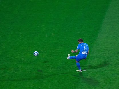 روبن نيفيز لاعب نادي الهلال لحظة تسديد ركلة جزاء ضد الرياض - 8 مارس 2024 - X/@Alhilal_FC