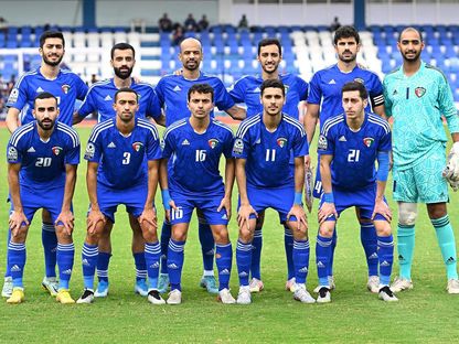 صورة جماعية للاعبي المنتخب الكويتي قبل مباراة بنغلادش في نصف نهائي الكأس الذهبية لدول جنوب آسيا - 1 يوليو 2023 - Facebook/Kuwait football
