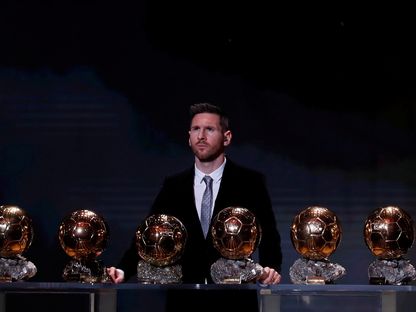 ليونيل ميسي مع جوائز الكرة الذهبية. - REUTERS