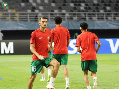 لاعبو المغرب خلال الإحماء قبل مواجهة إيران في كأس العالم للناشئين بإندونيسيا - 21 نوفمبر 2023 - X/EnMaroc