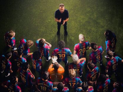 صورة تعبيرية للمدرب هانزي فليك أثناء توجيه لاعبي برشلونة - 25 أكتوبر 2026 - X@FCBarcelona