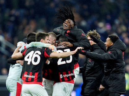 احتفال لاعبي ميلان بعد الفوز على إنتر في مرحلة الذهاب ضمن الدوري الإيطالي - 24 نوفمبر 2025 - REUTERS