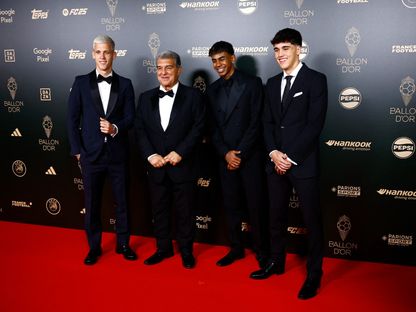 جوان لابورتا رئيس برشلونة برفقة لامين يامال وداني أولمو وباو كوبارسي في حفل الكرة الذهبية - 28 أكتوبر 2024 - Reuters