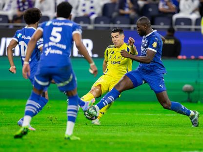 كريستيانو رونالدو قائد النصر بمواجهة مدافعي الهلال بدوري روشن السعودي - 4 أبريل 2025 - X/@SPL