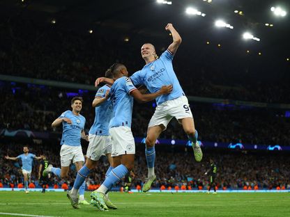لاعبو مانشستر سيتي يحتفلون بعد تسجيل الهدف اثالث في شباك ريال مدريد في دوري الأبطال - 18 مايو 2023 - REUTERS