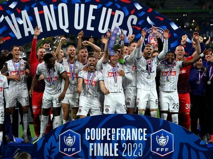 لاعبو تولوز يحتفلون بإحرازهم كأس فرنسا بعد فوزهم على نانت في المباراة النهائية - 29 أبريل 2023 - AFP