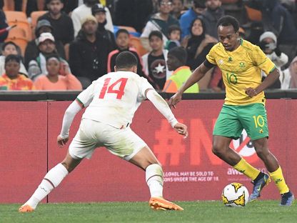 بيرسي تاو مهاجم منتخب جنوب إفريقيا يُحاول تجاوز زكرياء أبو خلال لاعب منتخب المغرب - 17 يونيو 2023 - snl24com