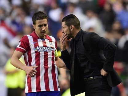 غابي (يسار) رفقة المدرب دييغو سيميوني - AFP