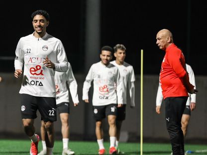 حسام حسن المدير الفني لمنتخب مصر يتابع التدريبات وفي مقدمة اللاعبين يظهر عمر مرموش مهاجم مانشستر سيتي - 19 مارس 2025 - FACEBOOK/EFA