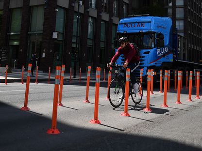 راكب دراجة هوائية في جنوب غربي لندن، بعد تخفيف إرشادات الإغلاق - AFP