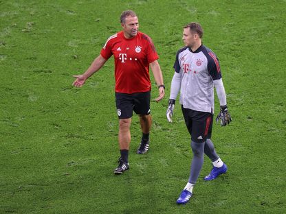 مدرب بايرن ميونيخ هانز ديتر فليك رفقة حارسه مانويل نوير - AFP