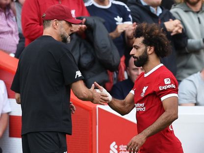 محمد صلاح يقوم بمصافحة يورغن كلوب في مباراة بورنموث في الدوري الإنجليزي الممتاز - 19 أغسطس 2023 - Reuters