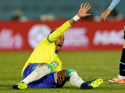 البرازيلي نيمار يصرخ من الألم بعد تعرضه للإصابة أمام أوروغواي  - reuters