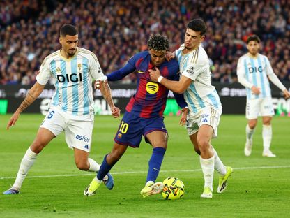 لاعب برشلونة لامين يامال يراوغ لاعبي ريال أوفييدو  في مواجهة الفريقين الدوري الإسباني - 25 يناير 2026 - Reuters