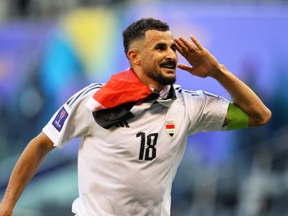 أيمن حسين مهاجم العراق يحيي الجماهير بعد الفوز على فيتنام في كأس آسيا - 24 يناير 2024 - reuters