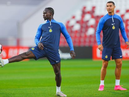 كريستيانو رونالدو وساديو ماني خلال حصة تدريبية لنادي النصر عشية لقائه الرجاء المغربي في كأس الملك سلمان - 5 أغسطس 2023 - Twitter/@AlNassrFC