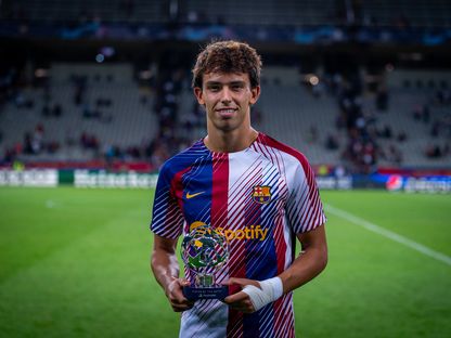 جواو فيليكس لاعب برشلونة يستلم جائزة رجل المباراة ضد رويال أنتويرب بدوري أبطال أوروبا - 19 سبتمبر 2023 - X/@FCBarcelona