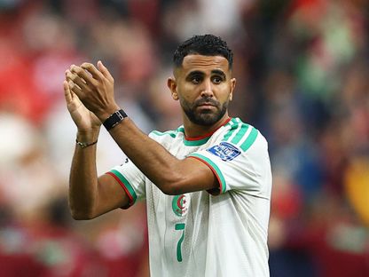 رياض محرز يحيي الجماهير عقب مباراة الجزائر وسويسرا في كأس العالم - 3 يوليو 2026 - REUTERS